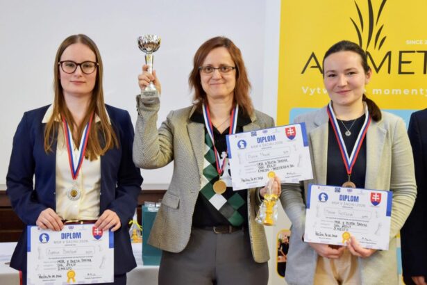 Fotografia z Majstrovstiev Slovenska v bleskovom šachu 2026, na ktorej sú víťazky kategórie žien: Alena Mrvová, Zuzana Borošová a Monika Rojíčková.
