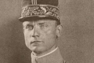 Historická fotografia Milana Rastislava Štefánika v uniforme s citátom a logom 770 SENICA.