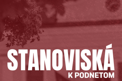 Ilustrácia s textom STANOVISKÁ K PODNETOM na modrom pozadí, súvisiaca so stanoviskami mesta Skalica k podnetom o predaji pozemkov.