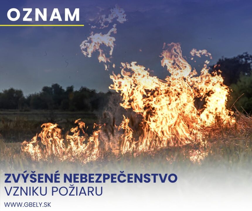Oznam o zvýšenom nebezpečenstve vzniku požiaru v okrese Skalica s textom na pozadí v prírode.