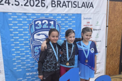 Tri dievčatá z plaveckého klubu PK Aqua Senica na stupňoch víťazov s medailami počas súťaže v Bratislave.