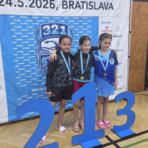 Tri dievčatá z plaveckého klubu PK Aqua Senica na stupňoch víťazov s medailami počas súťaže v Bratislave.
