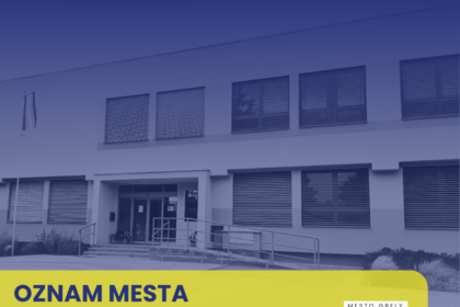 Budova mestského úradu v Gbeloch s nápisom OZNAM MESTA na výveske.