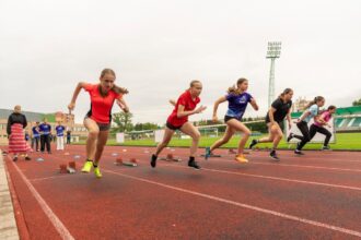 Dievčatá na štartovej čiare atletickej dráhy počas behu na Medzinárodných športových hrách v Skalici.