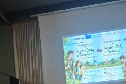 Dva muži stojaci na pódiu počas podujatia v Dome kultúry Gbely, ktoré sa konalo 17. júna 2026 v rámci projektu cezhraničnej spolupráce medzi Gbely a Tvrdonicami.