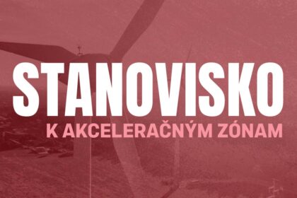 Fotografia plagátu mesta Skalica s textom STANOVISKO K AKCELERAČNÝM ZÓNAM, vyjadrujúce nesúhlas mesta so zaradením svojho územia medzi zóny pre veternú energiu.