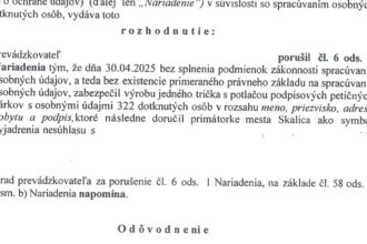 Fotografia rozhodnutia Úradu na ochranu osobných údajov Slovenskej republiky týkajúca sa prípadu petičného trička, zverejnená mestom Skalica.