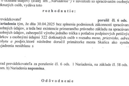 Fotografia rozhodnutia Úradu na ochranu osobných údajov Slovenskej republiky týkajúca sa prípadu petičného trička, zverejnená mestom Skalica.