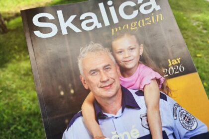 Obálka jarného čísla magazínu Skalica s témou ochrany detí, zobrazená na stole.