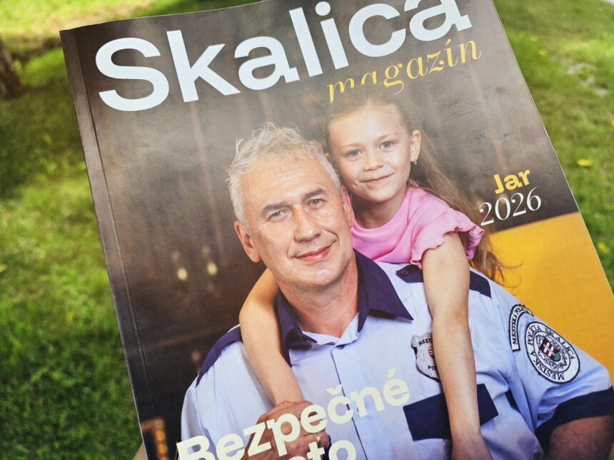 Obálka jarného čísla magazínu Skalica s témou ochrany detí, zobrazená na stole.