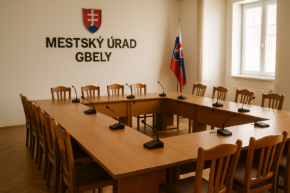 Obradná miestnosť Mestského úradu Gbely pripravená na zasadnutie mestského zastupiteľstva so stoličkami a mikrofónmi.