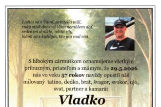 Pamätný obraz Vladka Rosu s údajmi o úmrtí a poslednej rozlúčke, zobrazený na informačnej tabuli v Dome smútkov v Senici.