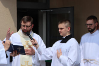 Skupina kňazov a liturgických pomocníkov počas prvej svätej omše novokňaza Jakuba Jurkoviča v Kostole sv. Cyrila a Metoda v Senici.