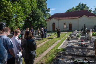 Spomienkové podujatie na katolíckom cintoríne v Skalici pri príležitosti 97. výročia narodenia Antona Srholca, ľudia kladú kvety pri jeho hrobe.