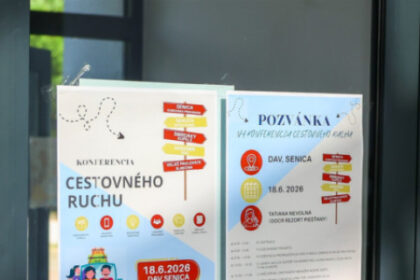 Účastníci konferencie o budúcnosti cestovného ruchu sediaci v kultúrnom centre DAV v Senici počas diskusie.