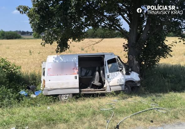 Zničené vozidlo po vážnej dopravnej nehode na ceste medzi Holíčom a Skalicou, obklopené lesným prostredím.