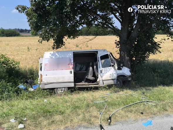 Zničené vozidlo po vážnej dopravnej nehode na ceste medzi Holíčom a Skalicou, obklopené lesným prostredím.