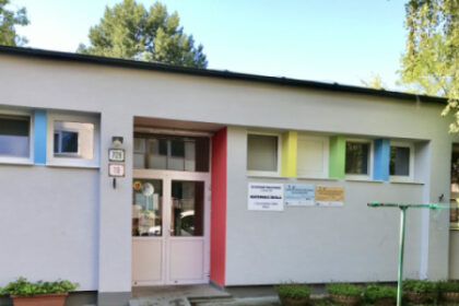 Budova s tabuľou „Materiálna pomoc“ pri vchode.