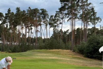 Golfista pri odpale na golfovom ihrisku v Penati.