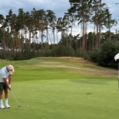 Golfista pri odpale na golfovom ihrisku v Penati.