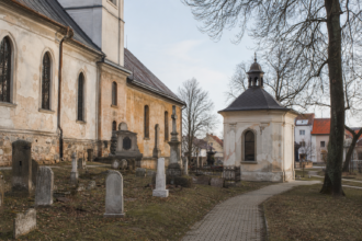 Historický kostolný areál so starými náhrobkami v Senici