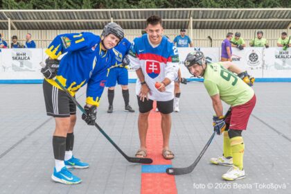 Hokejbalový zápas na ihrisku v Skalici počas turnaja fan klubov.