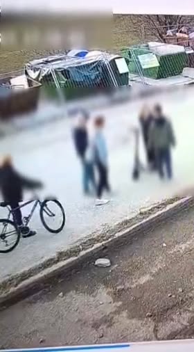 Ľudia na ulici pri bicykli a kolobežke