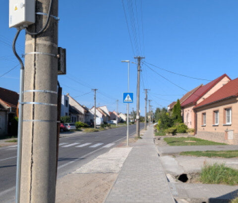 Nový chodník pri ceste s priechodom pre chodcov v Čáčove