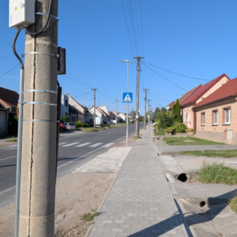 Nový chodník pri ceste s priechodom pre chodcov v Čáčove