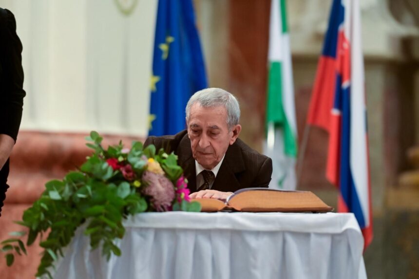 PhDr. Jozef Kováč pri preberaní Ceny primátorky mesta Skalica 2024