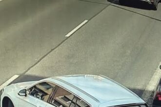 Policajné auto na ceste pri zásahu