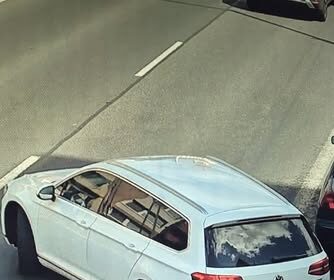 Policajné auto na ceste pri zásahu
