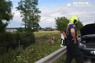 Policajné auto pri zásahu na diaľnici