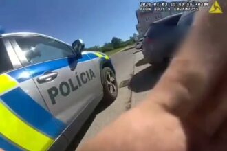 Policajné vozidlo pri zásahu na mieste udalosti v Holíči.