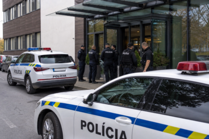 Policajti zasahujú pred hotelom v Trnave.