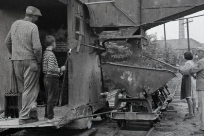 Pracovníci v skalickej tehelni pri nakladaní materiálu do vozíka na koľajniciach.