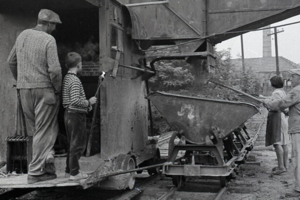 Pracovníci v skalickej tehelni pri nakladaní materiálu do vozíka na koľajniciach.