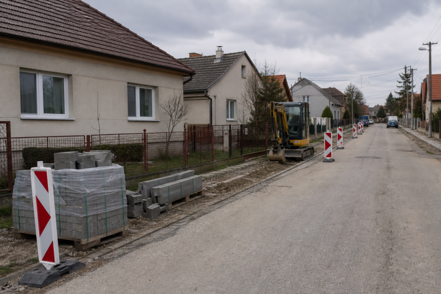 Príprava na rekonštrukciu ulice v obytnom úseku v Gbeloch.