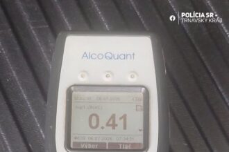 Prístroj AlcoQuant s nameranou hodnotou alkoholu v dychu.