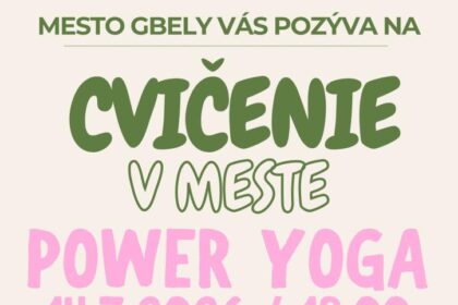 Skupina ľudí cvičiacich Power Yogu v komunitnom centre Stárnisko v Gbeloch pod vedením lektorky Lenky Pavlovičovej.