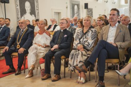 Skupina šiestich ľudí sediacich na stoličkách počas slávnostného udeľovania cien v Kultúrno-osvetovom centre Holíčskeho zámku.