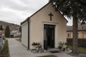 Smútočná atmosféra pri dome smútku v obci