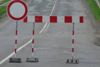 Zábrana a dopravné značenie pri uzávierke cesty.