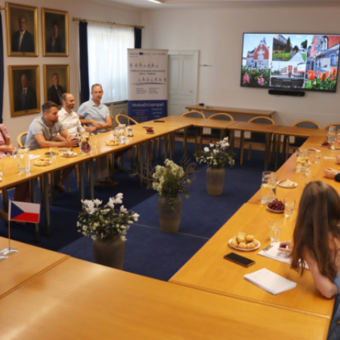Zástupcovia miest Senica a Hodonín pri stole s občerstvením počas záverečného pracovného stretnutia projektu na podporu cyklomobility.