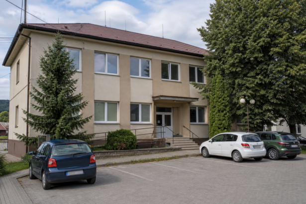 Budova obecného úradu v tichej letnej ulici