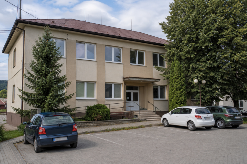Budova obecného úradu v tichej letnej ulici