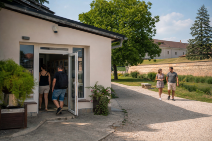 Budova turistického informačného centra v Holíči v popoludňajšom svetle.