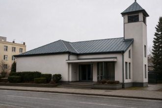 Exteriér domu smútku v Skalici v pochmúrny deň