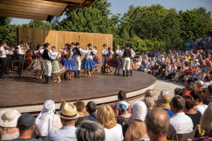 Folklórne vystúpenie na amfiteátri v Holíči počas letných slávností.