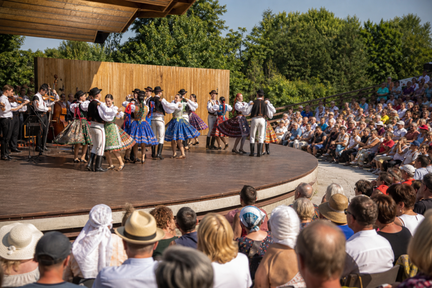 Folklórne vystúpenie na amfiteátri v Holíči počas letných slávností.
